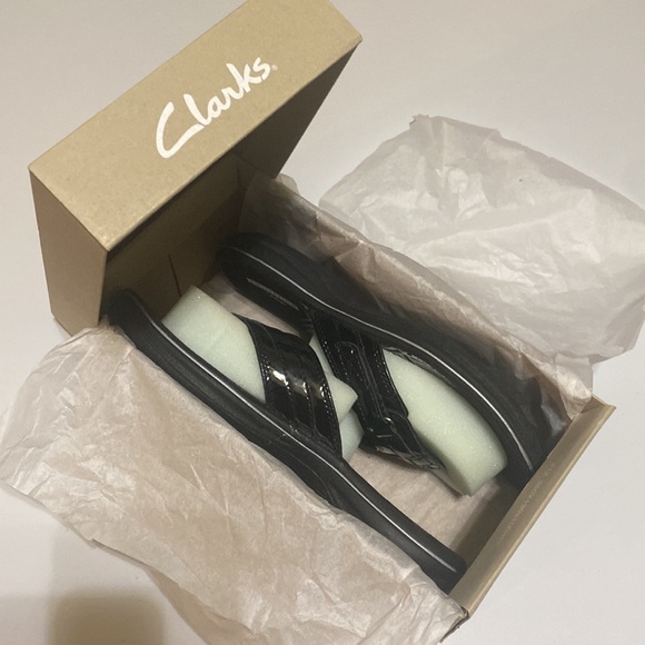*NWT* Clarks Collection Flip Flops - glossy black - size: 6M - Picture 4 of 6